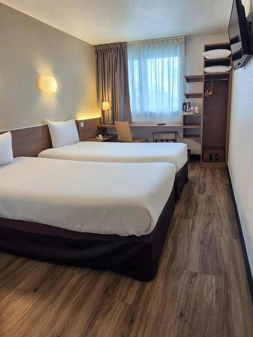 Chambre d'hôtel avec deux lits simples.