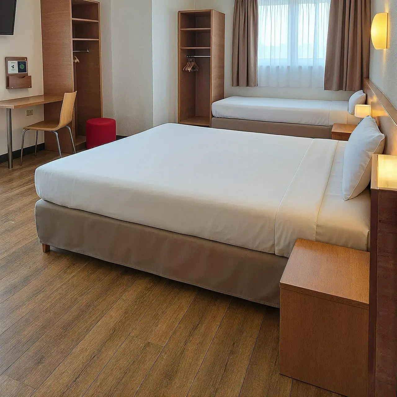 Chambre moderne avec deux lits et parquet.