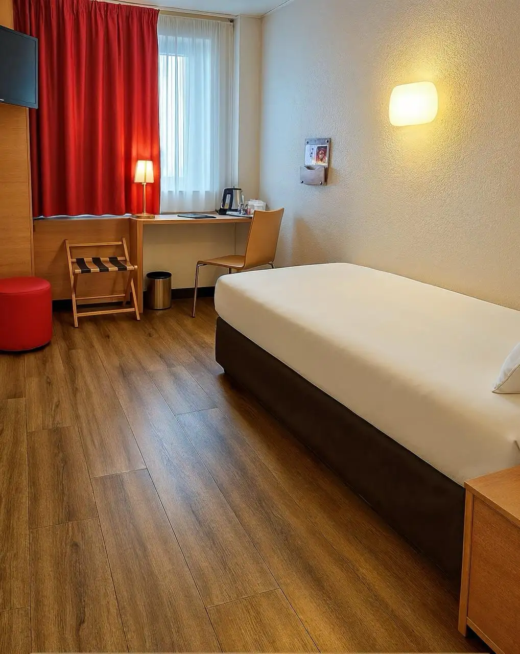 Chambre d'hu00f4tel moderne avec lit simple.